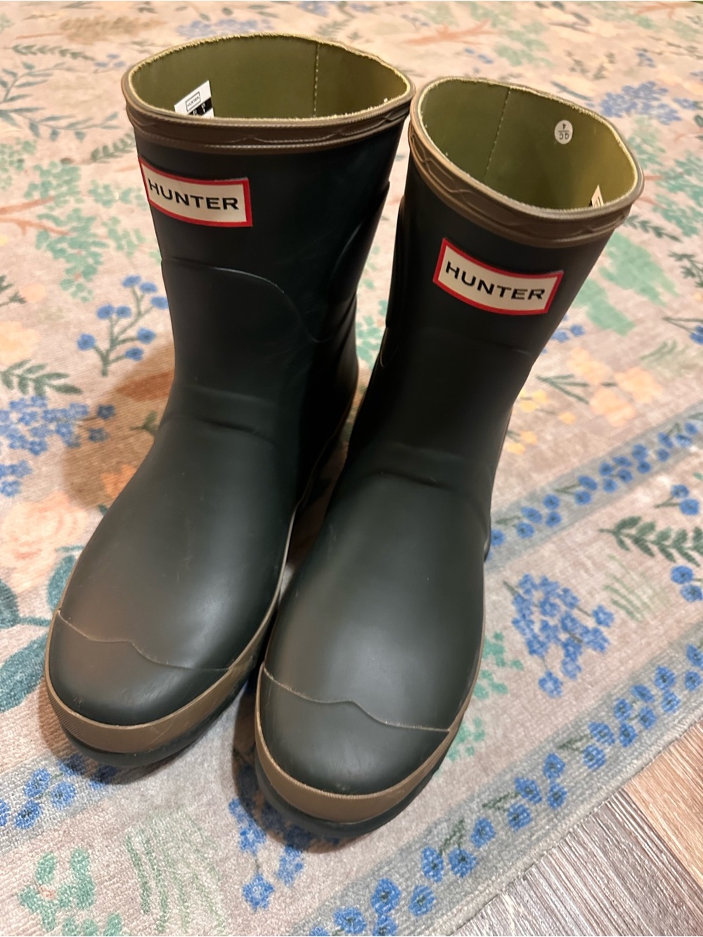 Hunter Short Women's Gardener Boot in Olive with Clay Trim - Picture 3 of 12